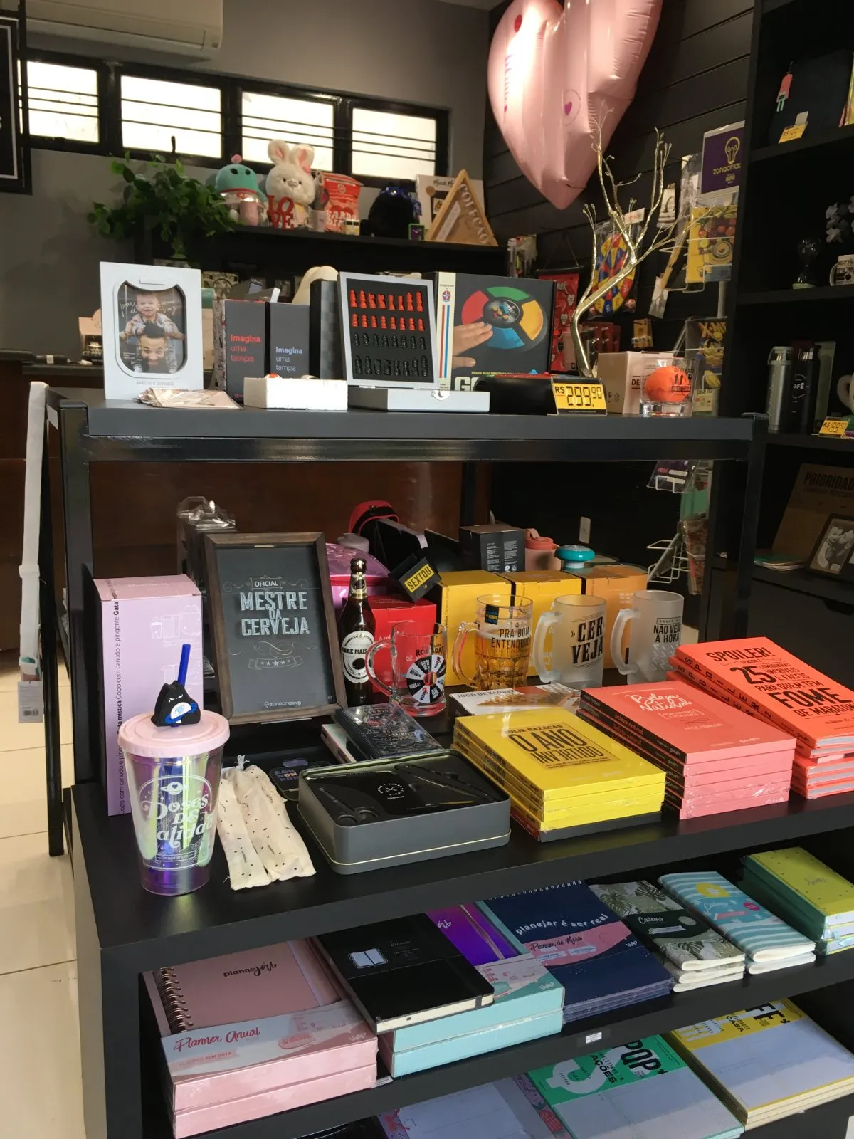 Prateleiras de presentes criativos e variedades da Mimos e Presentes